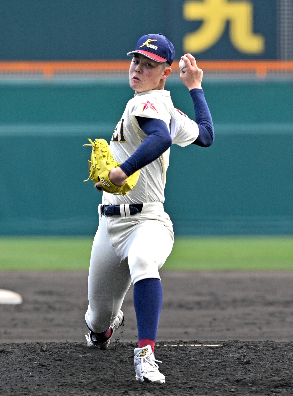 【１回戦・八学光星－崇徳】１０回を投げ切り、勝利に導いた八学光星の北口晃大＝甲子園