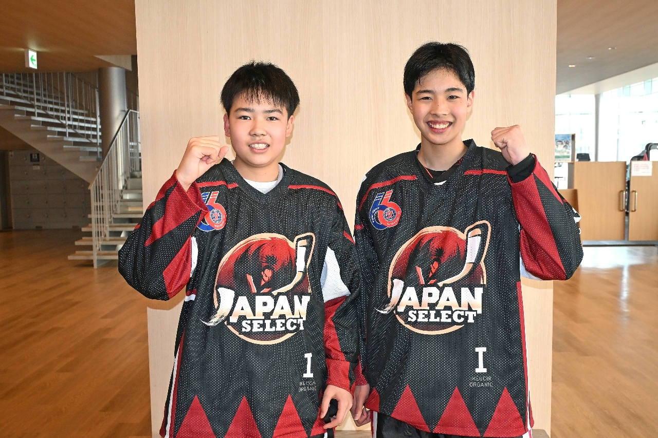 アイスホッケーの国際大会に日本選抜の一員として参加した矢田部彪吾さん(右)と中田七央哉さん=20日、フラット八戸