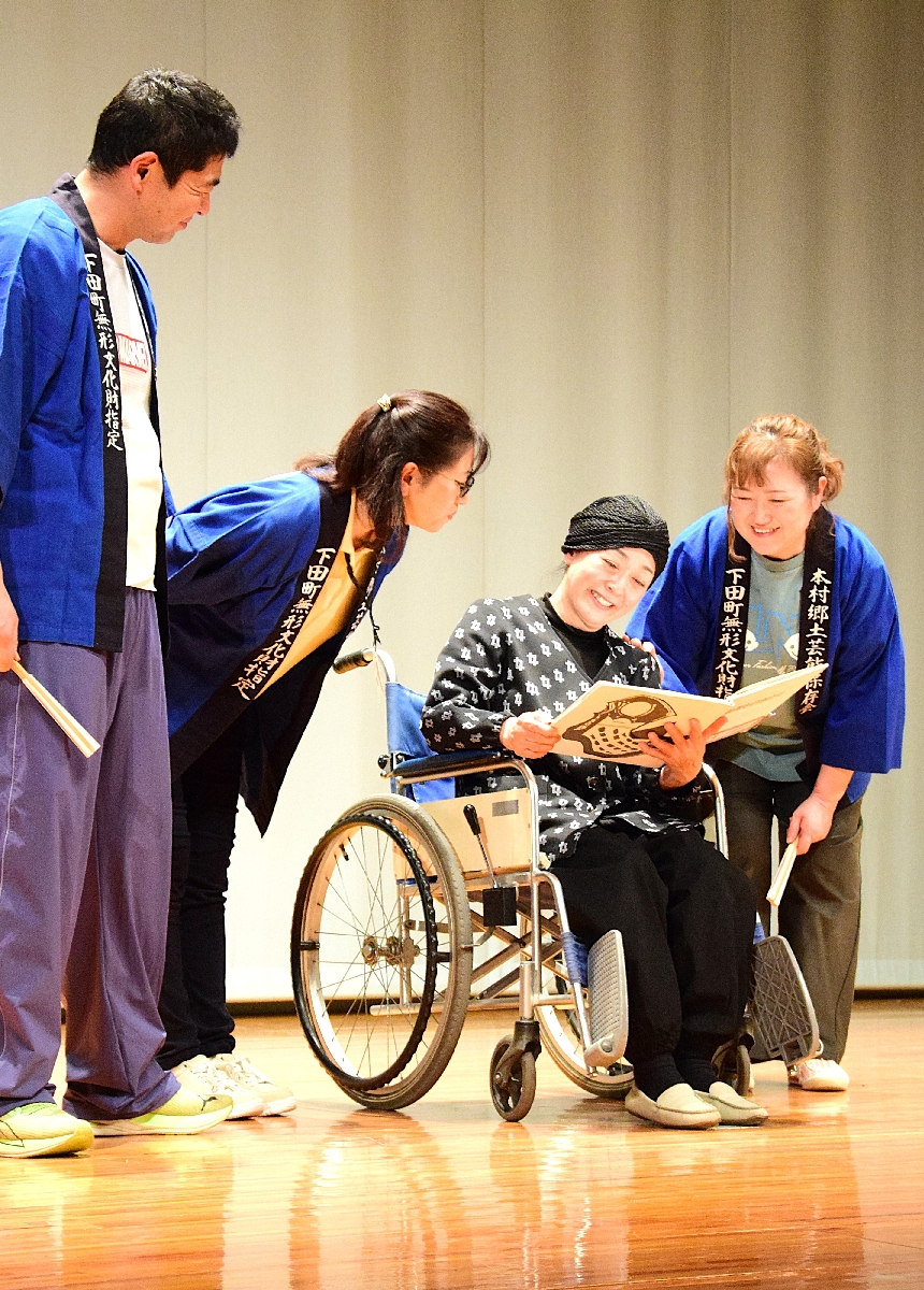 結成30周年の記念公演での一幕