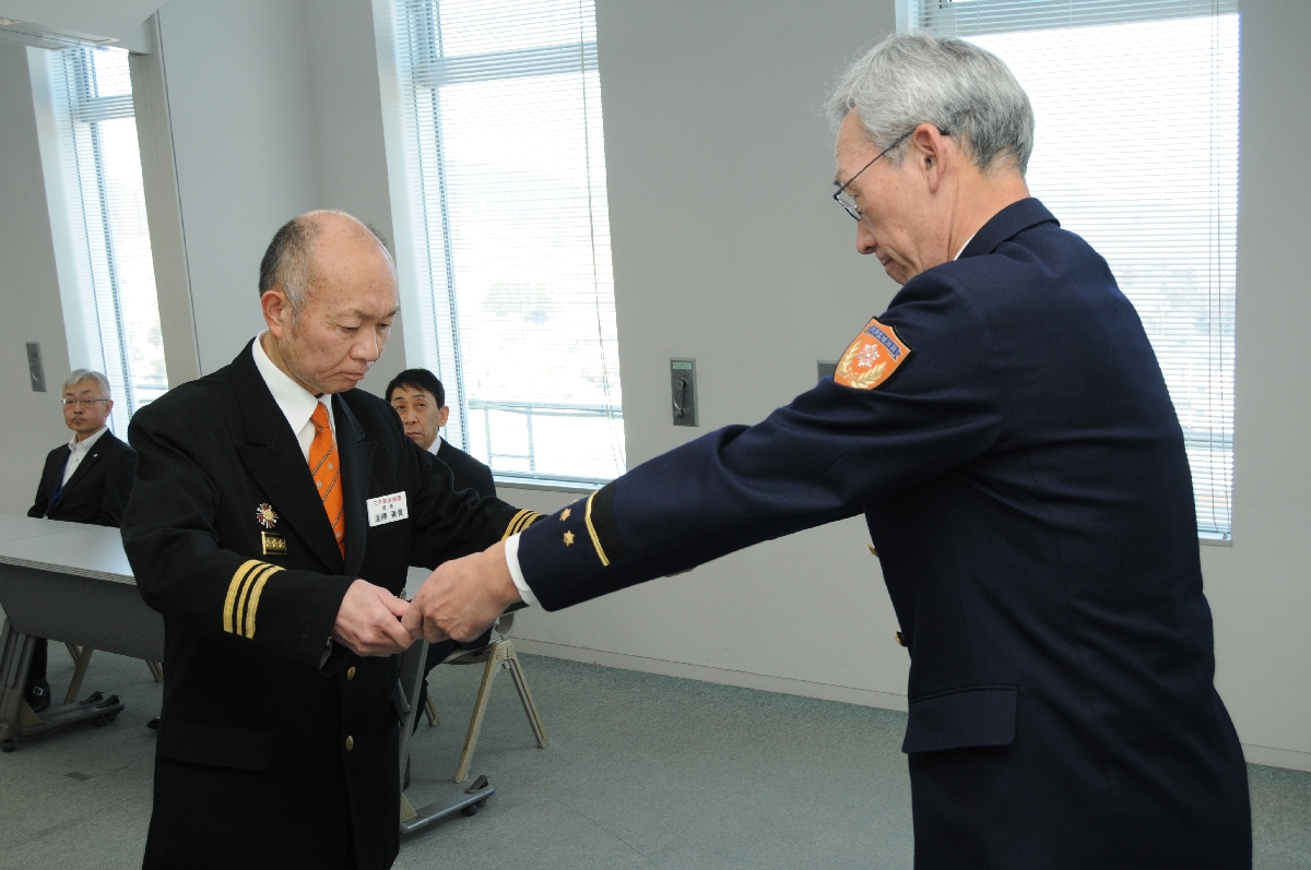 大野喜代治消防長から表彰を受ける遠藤廣貴[br]三戸町消防団長（左）