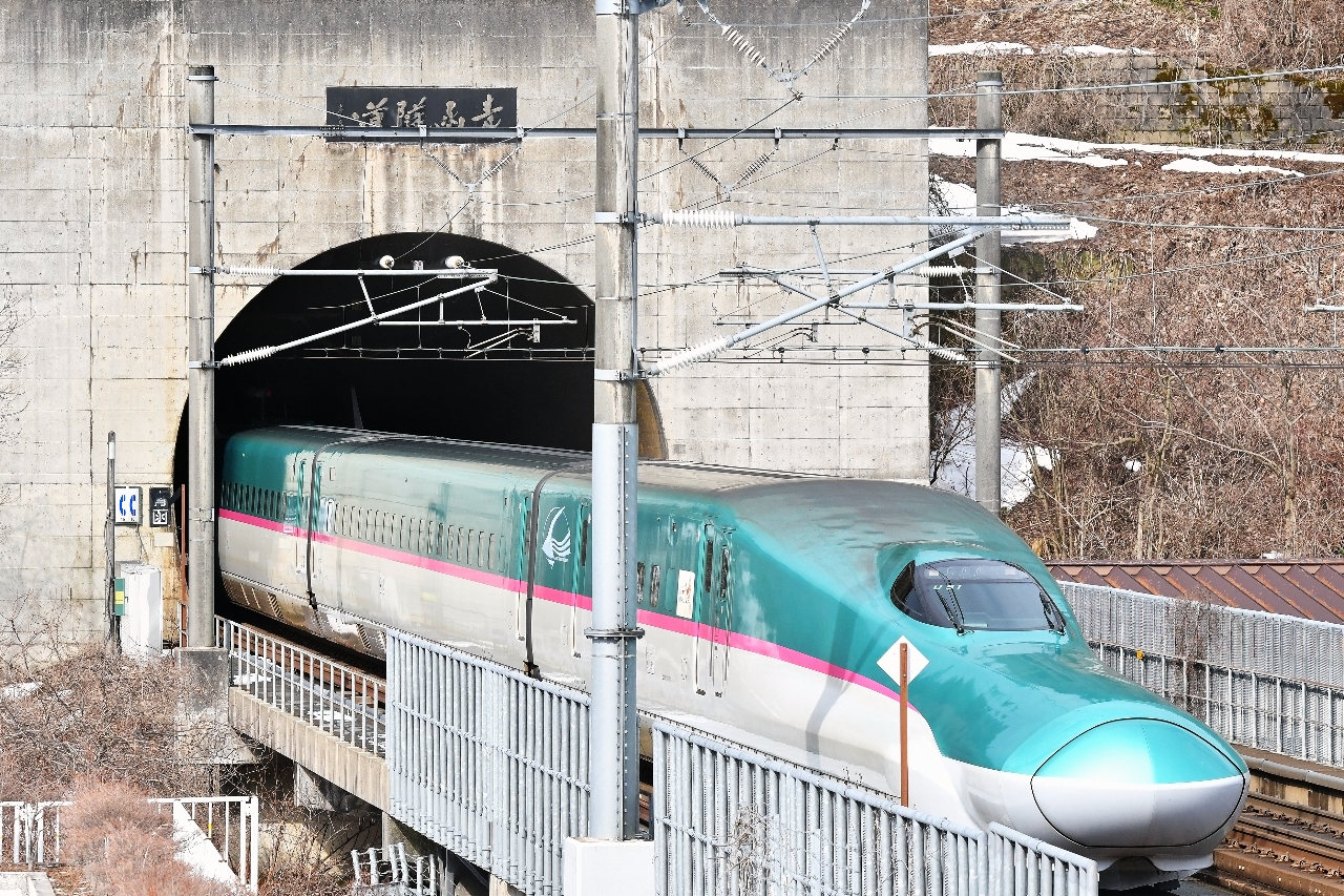 青函トンネルを通過する新幹線。貨物列車との擦れ違いで高速走行できない問題は解決していない=10日、今別町