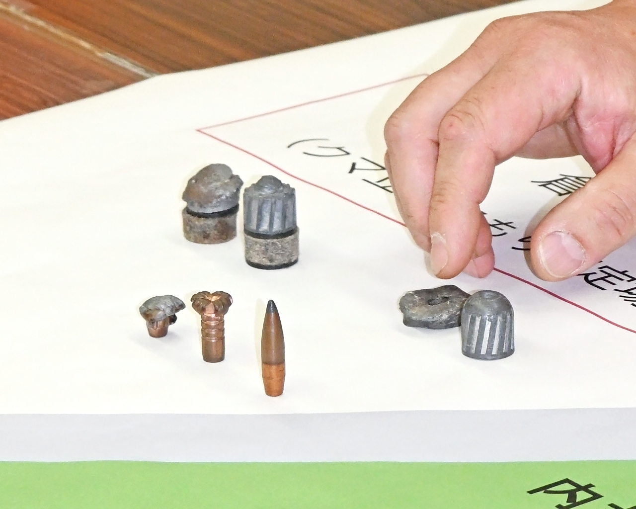緊急銃猟で使用が想定される銃弾は、種類により貫通力が異なる。左手前の三つはライフルで撃つライフル弾。それ以外は散弾銃で撃つスラッグ弾(一発弾)