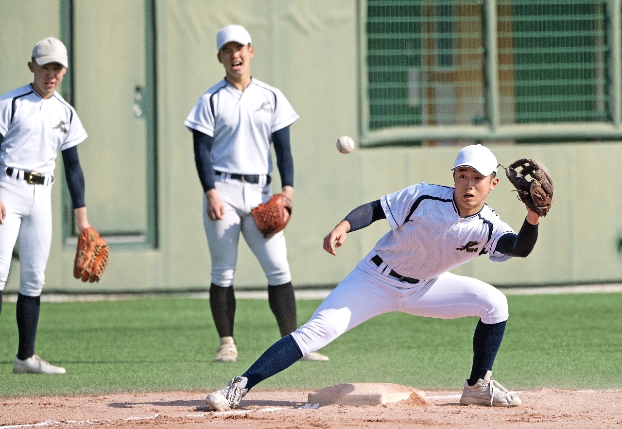 実戦を想定した練習に汗を流す八学光星ナイン=大阪市南港中央野球場