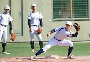 【センバツ】守備精度向上に汗 光星ナインが練習