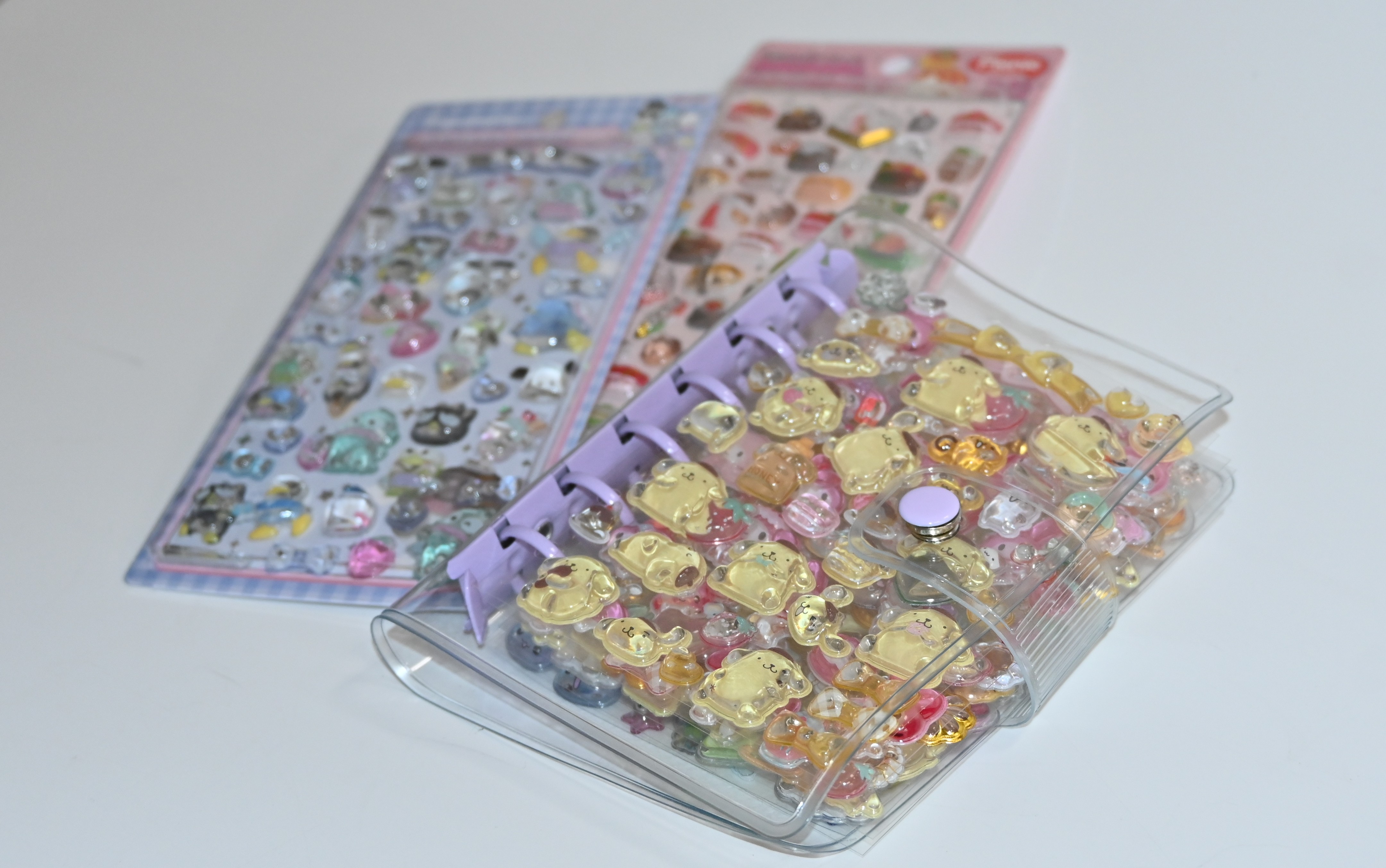 記者の私物。お気に入りのシールを無心で貼っていると、ストレス社会で疲れた心が癒やされるようだ