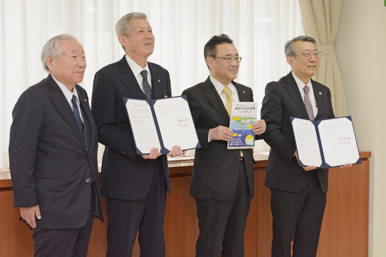 熊谷雄一市長（右から２人目）に協定締結とハンドブックの完成を報告した関係者