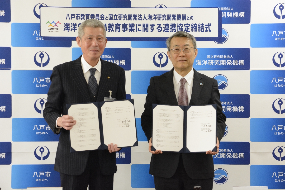 協定を締結した大和裕幸理事長(右)と齋藤信哉教育長