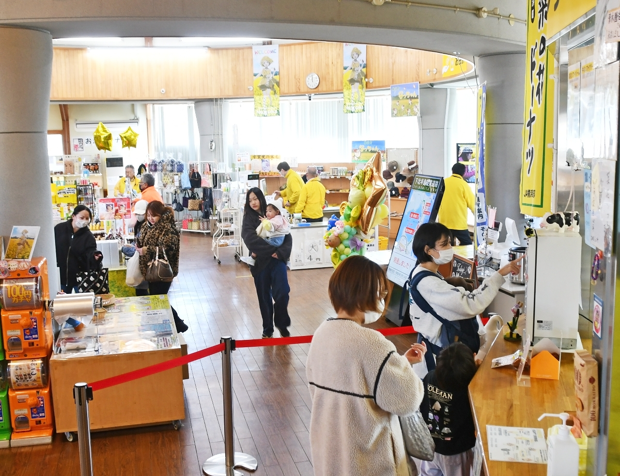 利用客でにぎわう道の駅よこはま。さらなる誘客促進に向け、重要な役割を担う=14日