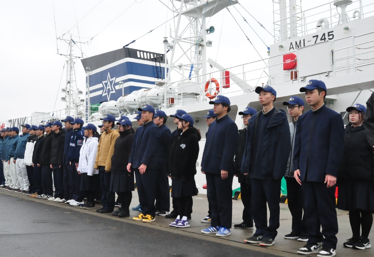 長期航海で実習生一回りたくましく 県立八戸水産高の実習船「青森丸」が帰港