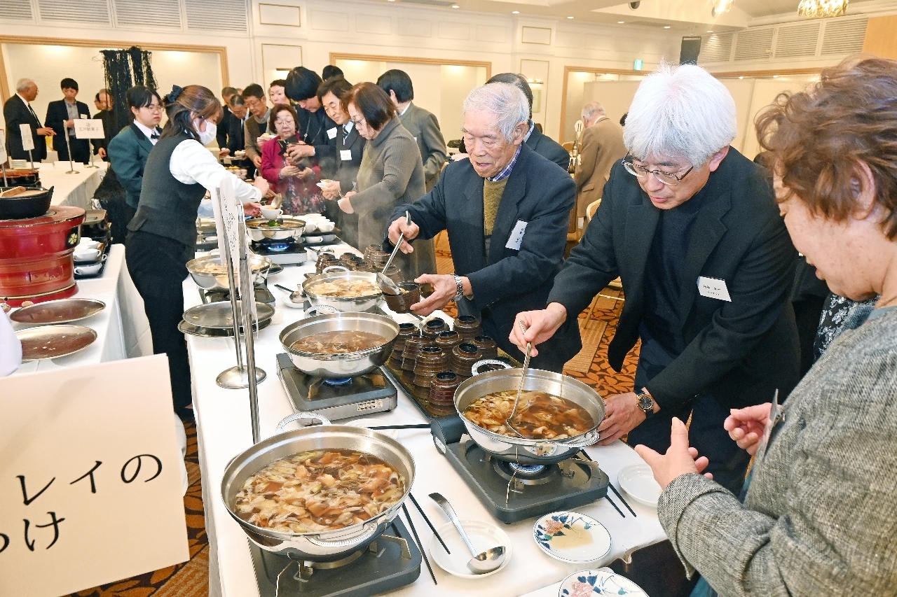ナメタガレイの煮付けやキンメダイのひっつみなど多彩な南部料理が提供された交流会