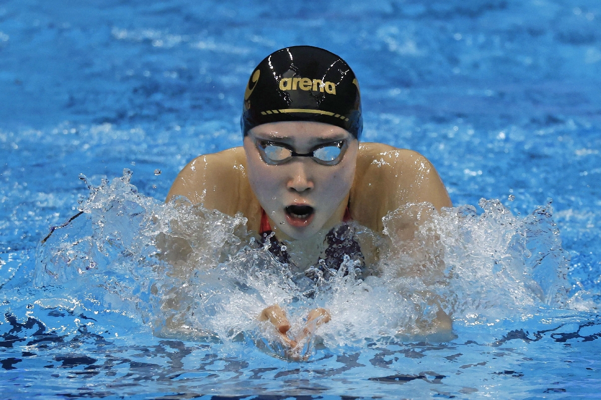 女子400メートル個人メドレー決勝 平泳ぎで力泳する佐々木珠南=東京アクアティクスセンター