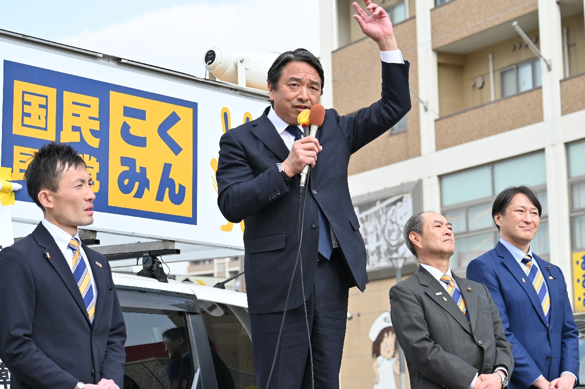 地方議員の拡大に意欲を示す榛葉賀津也幹事長(左から2人目)と金濱亨青森県連代表(左)ら=22日、青森市