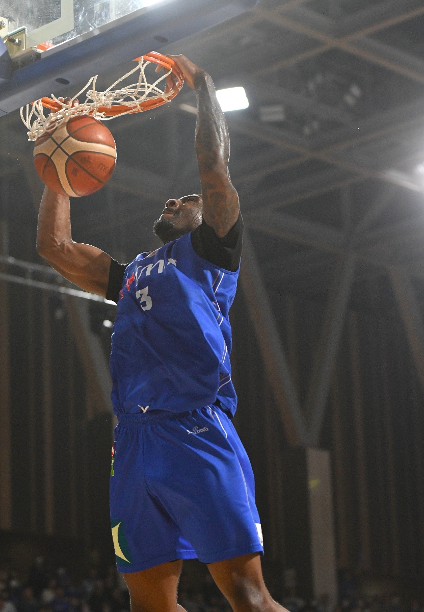 【青森―神戸】第４クオーター、青森はティム・ダルガーがダンクシュートを決め、４４―７９と追い上げる＝カクヒログループスーパーアリーナ