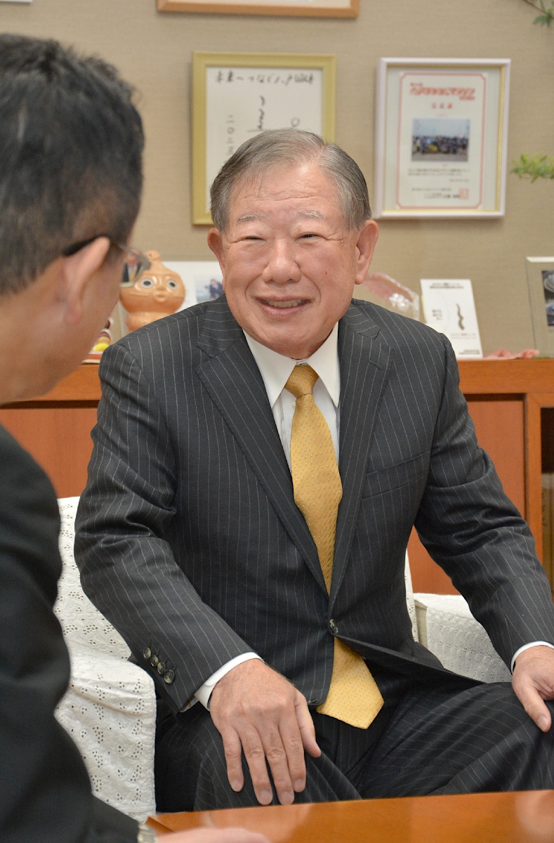 地震で被災した八戸市に寄付金を贈った松本康樹さん（右）。感謝状を受け取り、熊谷雄一市長と懇談した＝１０日、市庁