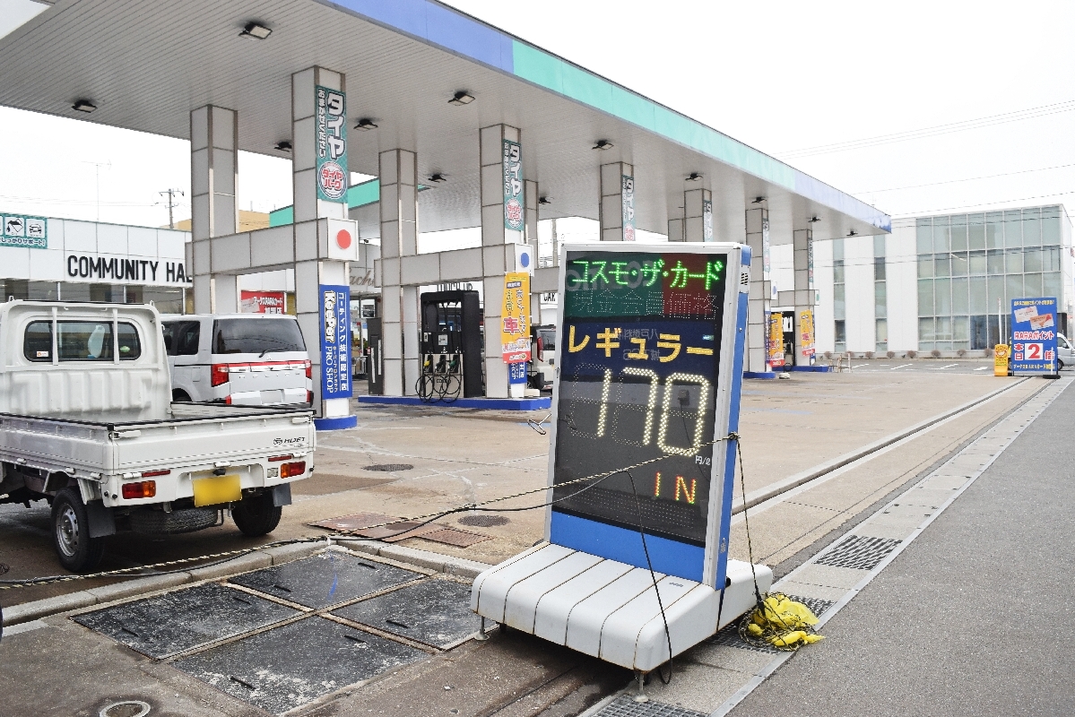 国のガソリン補助金の再開を受け、八戸市内では価格を下げるガソリンスタンドも見られた＝１９日