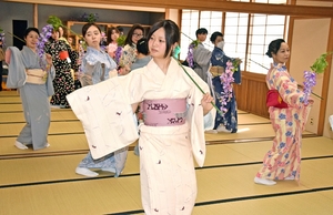 「国宝」の世界に没入 衣装の着付け、「曽根崎心中」の場面など体験/八戸