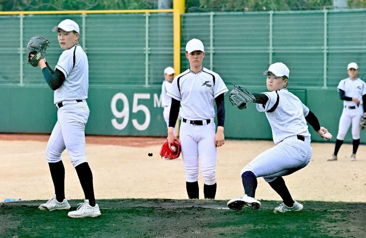 ブルペンで調整する八学光星の投手陣＝大坂府豊中市の豊中ローズ球場