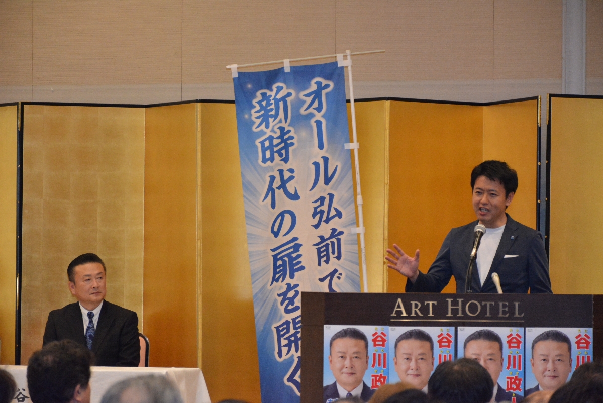 現職も立候補予定の弘前市長選で、新人の谷川政人氏(左)の支援を表明する宮下宗一郎知事=22日、同市
