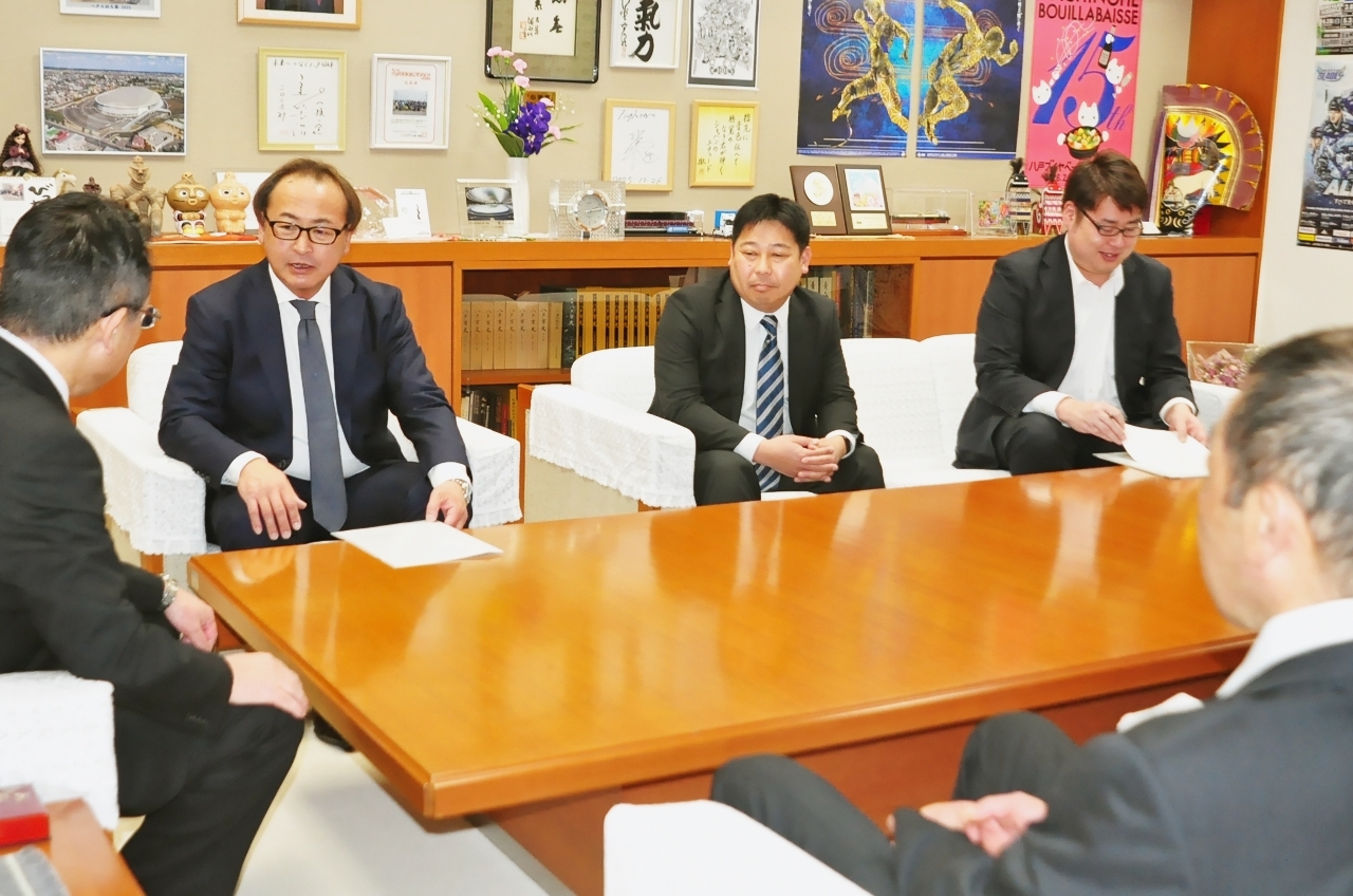 熊谷雄一市長(左)に支援を要望する谷地充晴理事(左から2人目)=23日、八戸市庁