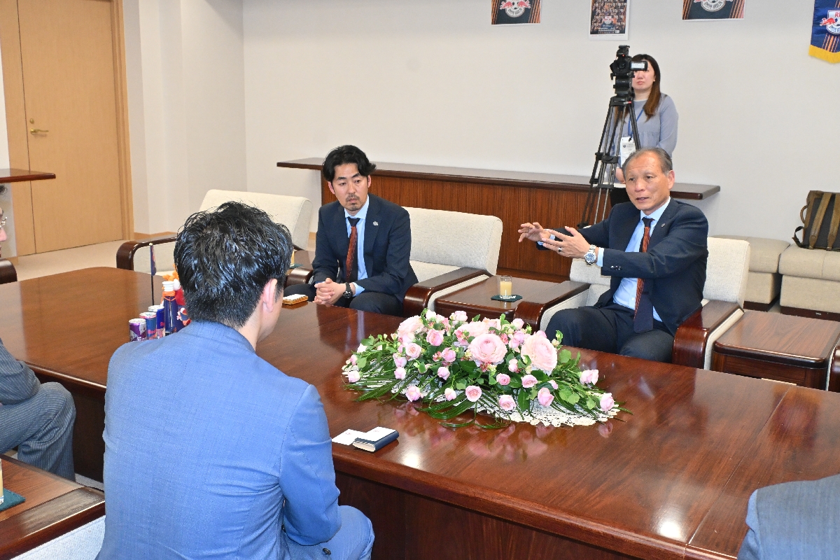 キャンプの実施を報告する原博実社長(奥右)=23日、青森県庁