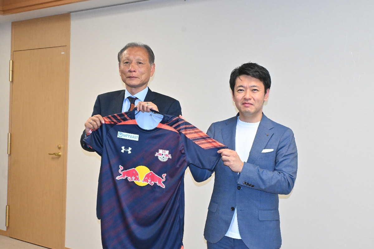 宮下宗一郎知事(右)にキャンプの実施を報告した原博実社長=23日、青森県庁