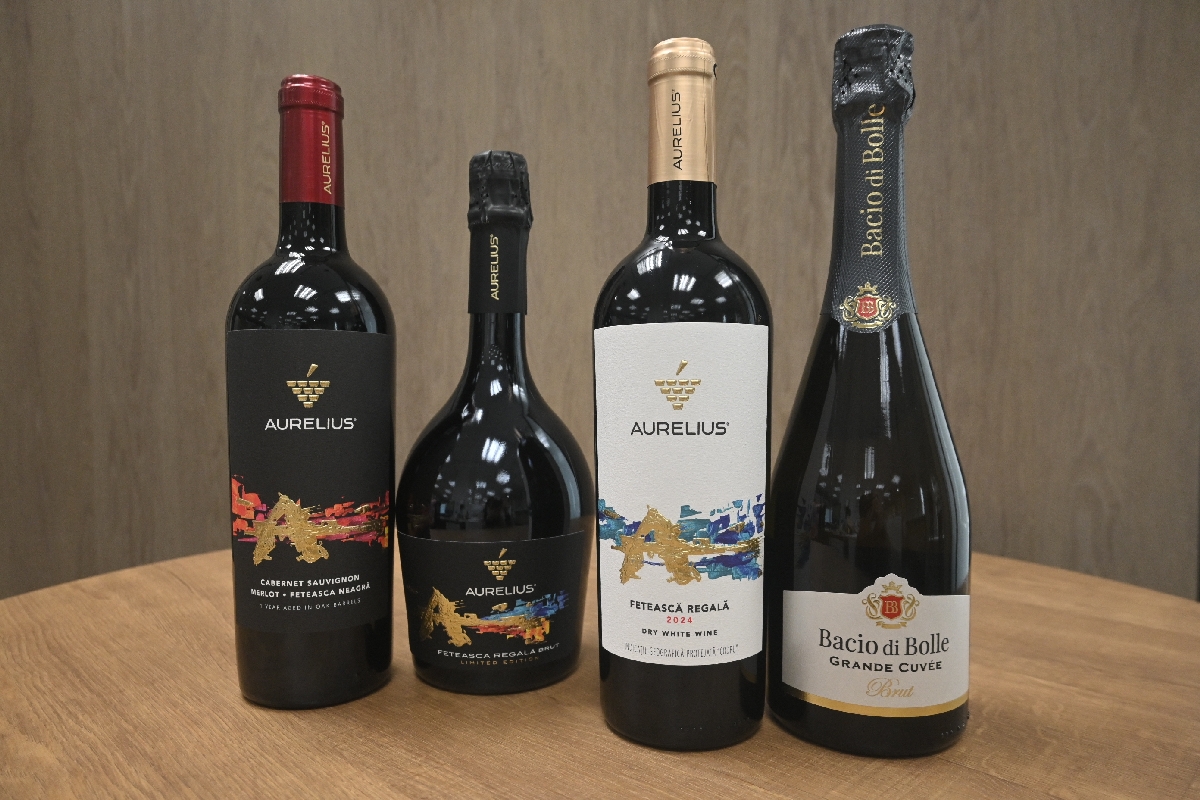 サクラアワードで金賞と銀賞を受賞したワイン＝２３日、八戸市