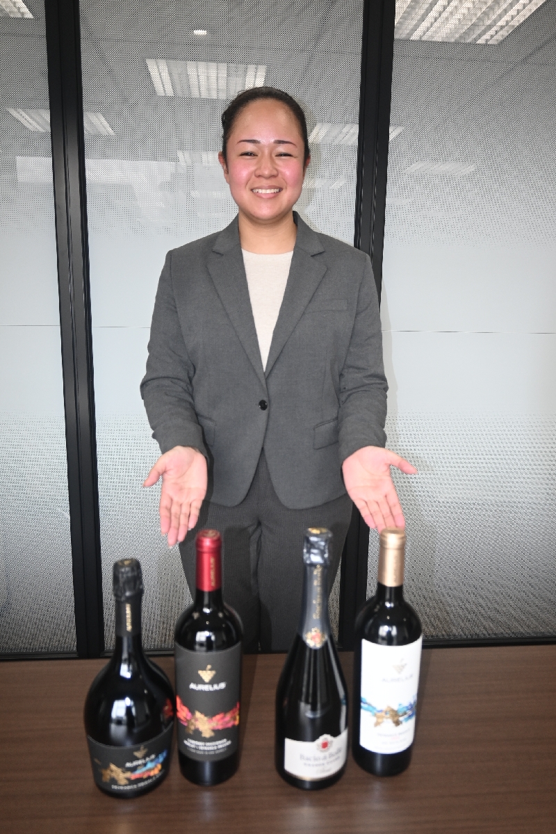モルドバワインの魅力を語るファーストインターナショナルのヒックス・アピファニー彩さん=23日