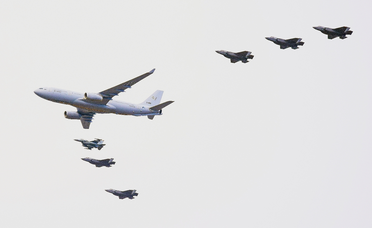 編隊飛行する3カ国のF35Aステルス戦闘機と米空軍のF16戦闘機、オランダ航空宇宙軍の空中給油・輸送機MRTT=23日、三沢市