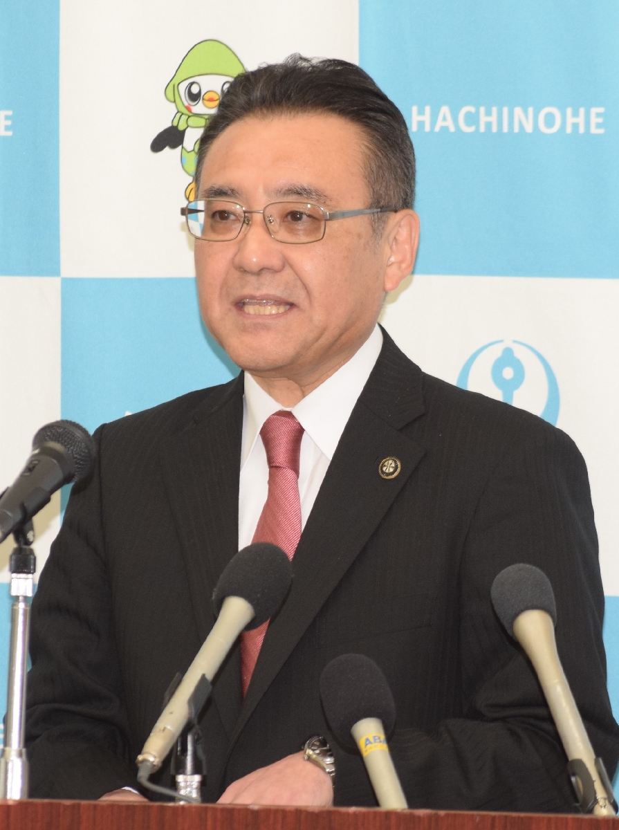 こどもの国遊園地で試行される1日フリーパス券などについて説明する熊谷雄一市長=23日、八戸市庁
