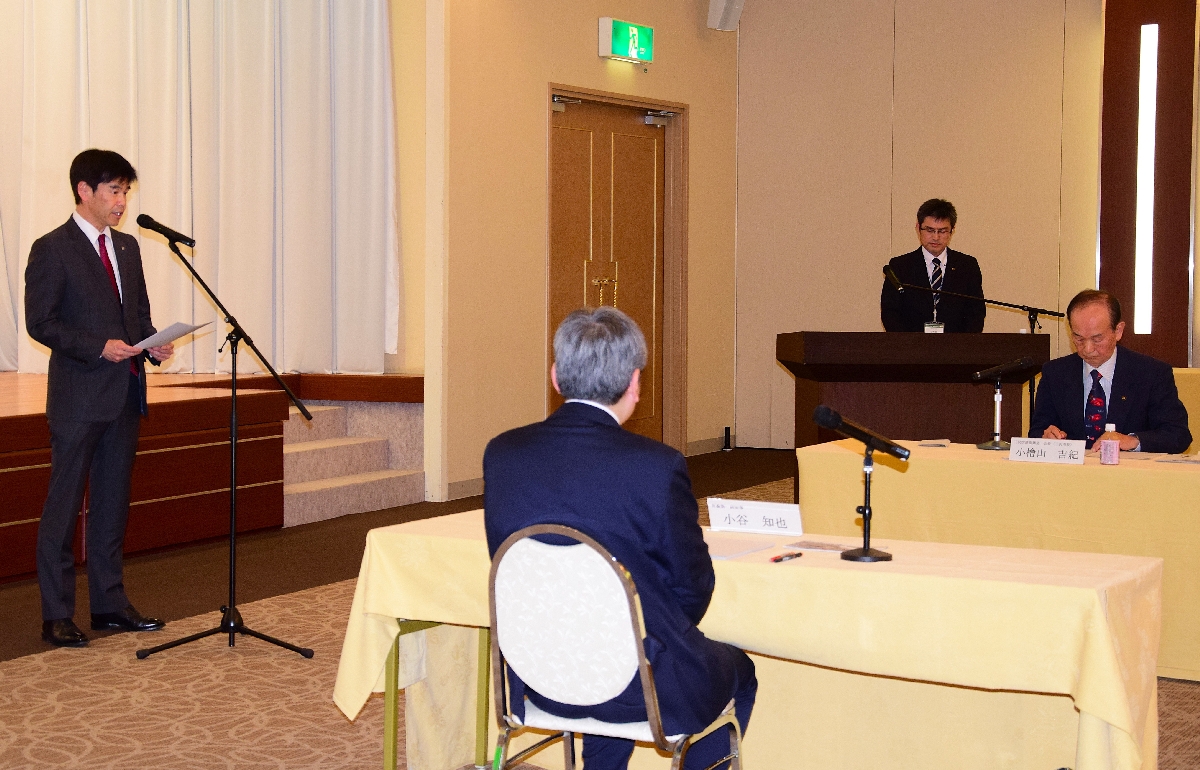 4便運航の維持に向けて互いの連携を確認した会合=23日、三沢市