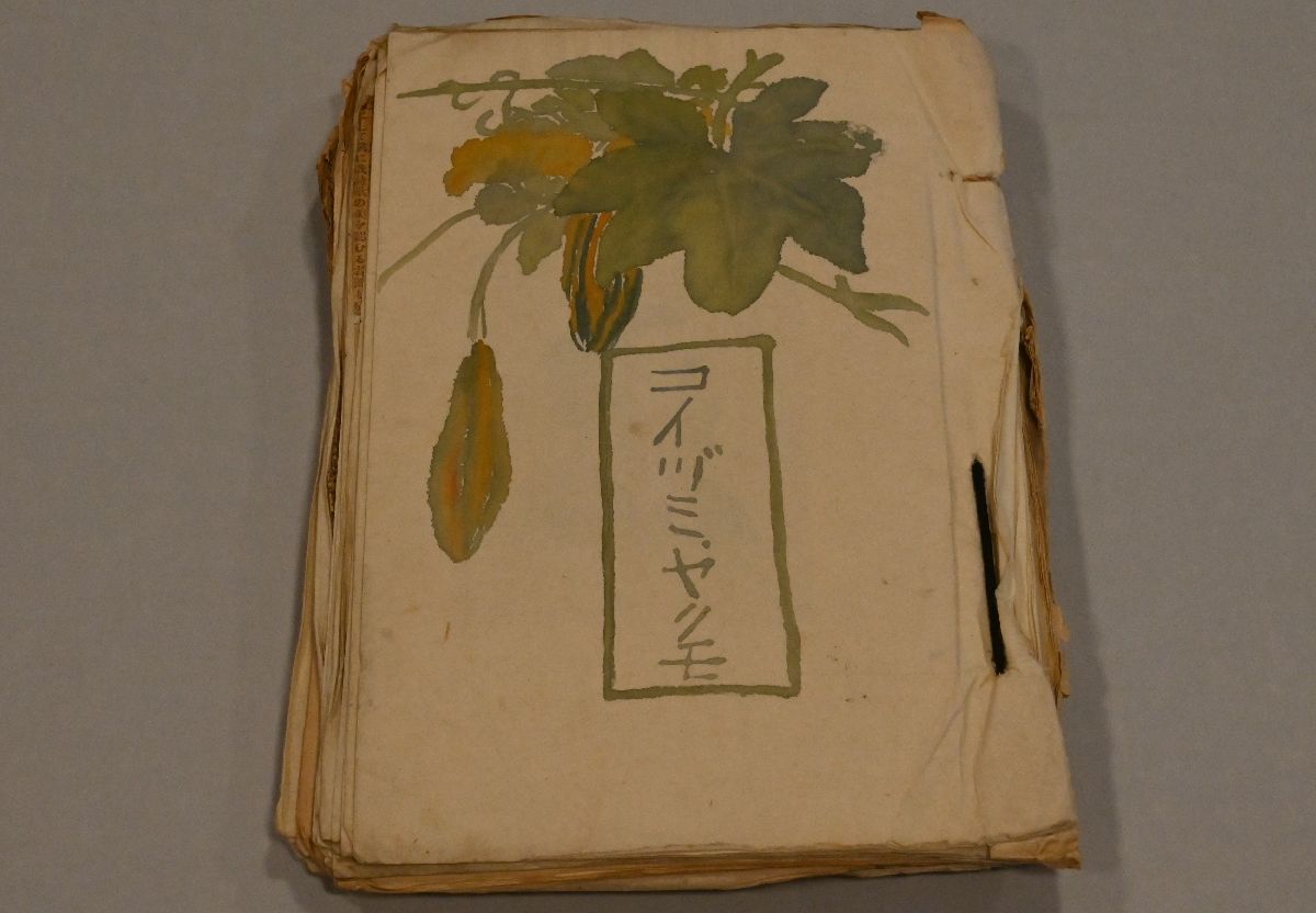 小泉八雲関連の書簡や記事類を収めたスクラップ帳(八戸市立図書館所蔵)