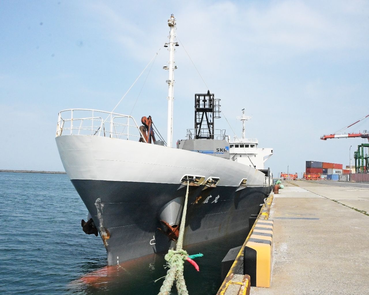 八戸港八太郎２号埠頭Ｉ岸壁に停泊する貨物船「末広丸」＝２３日午後１時５分ごろ、八戸市