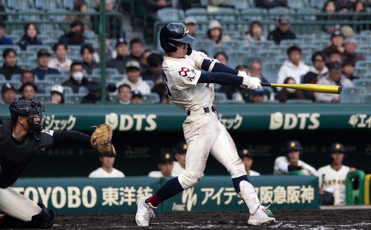 【1回戦・八学光星-崇徳】8回八学光星2死一塁、菅沼晴斗が左翼席に2点本塁打を放ち、6-4と勝ち越す=3月19日、甲子園