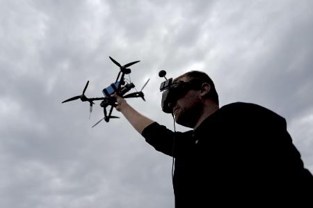 FPV型ドローンの飛行訓練に臨む「ブラックアロー大隊」の操縦士=昨年5月、ウクライナ東部ドニプロペトロウスク州メジョワ(共同)