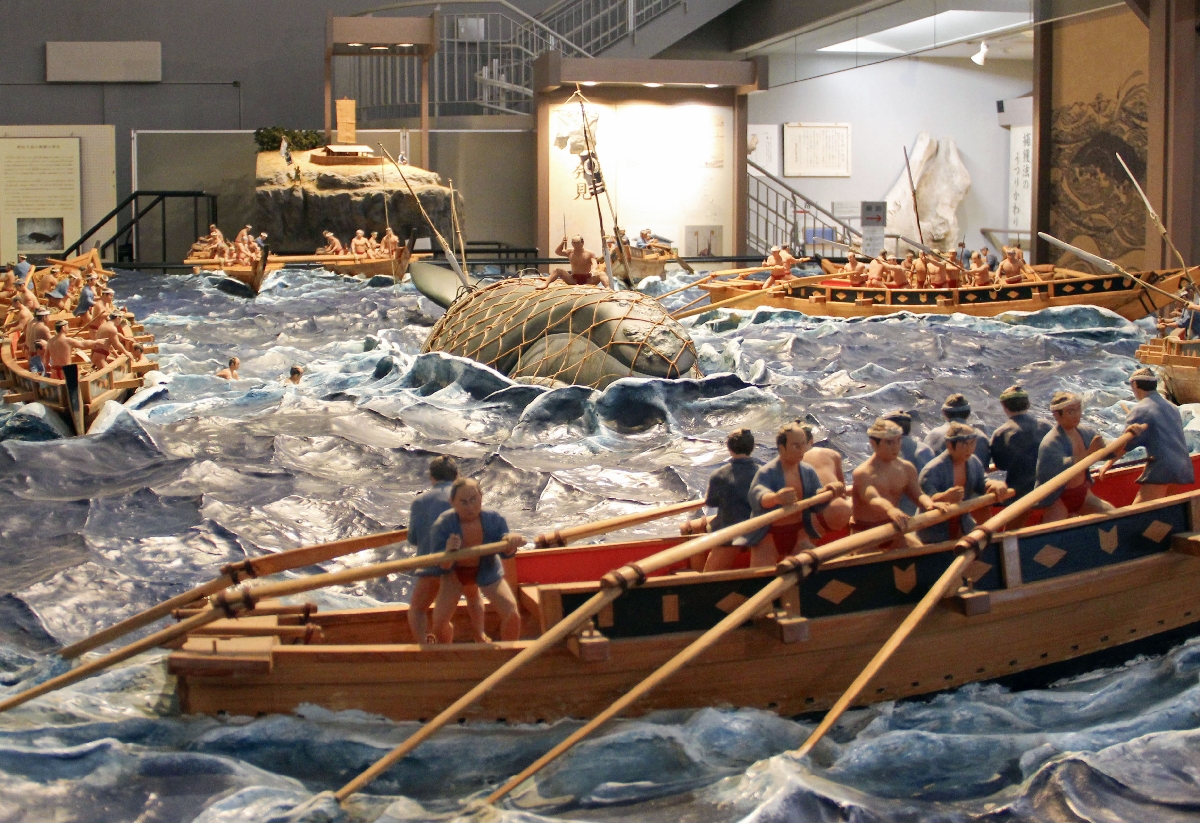 網掛突取法による捕鯨の様子を再現した島の館のジオラマ=長崎県平戸市