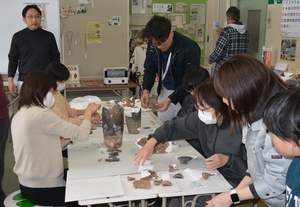 土器修復で理解促進　昨年の地震で破損、接着作業　七戸・二ツ森貝塚でワークショップ