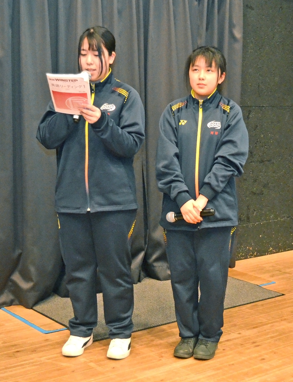 上映後のあいさつで映画部への入部を呼びかける田澤璃琴さん（左）、河村瑚夏さん