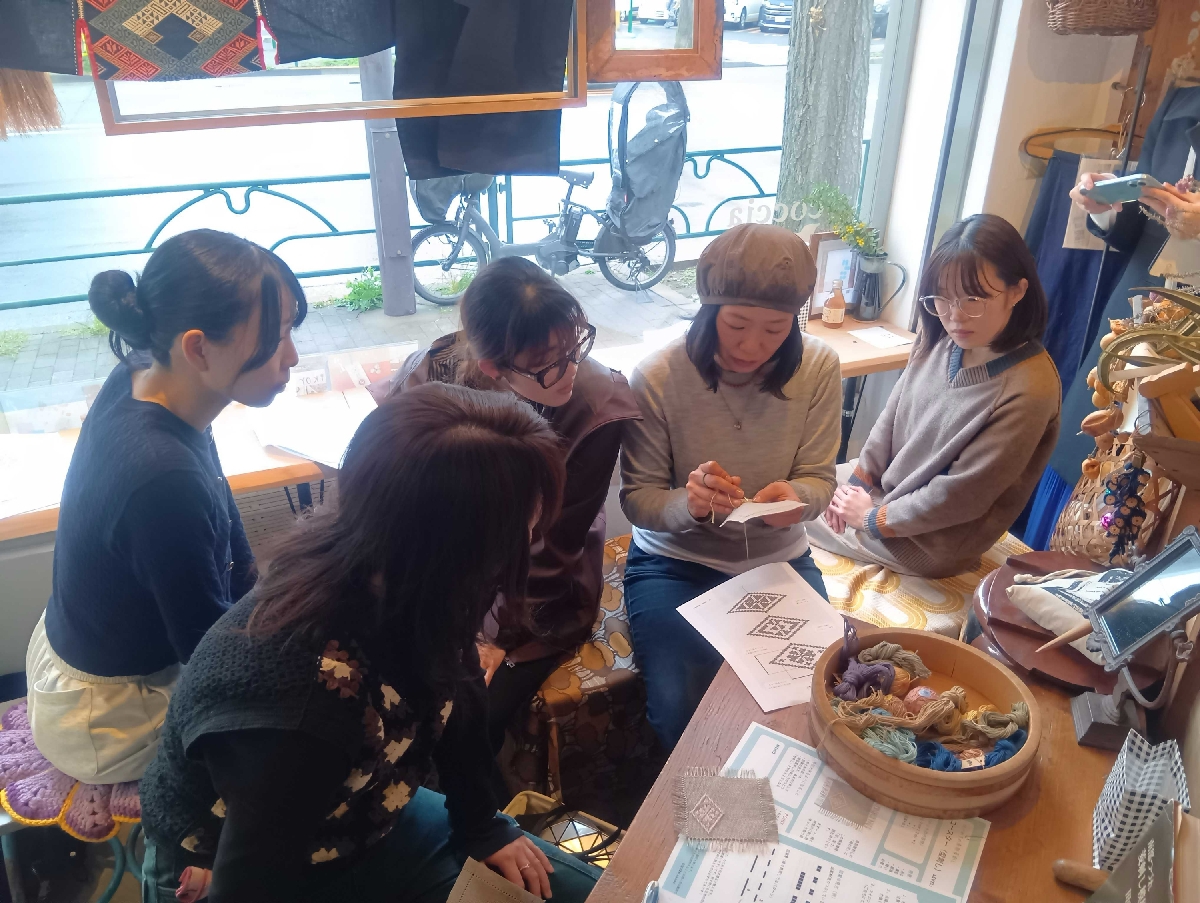 木滝奈央さん(右から2人目)の指導で南部菱刺しを体験する参加者