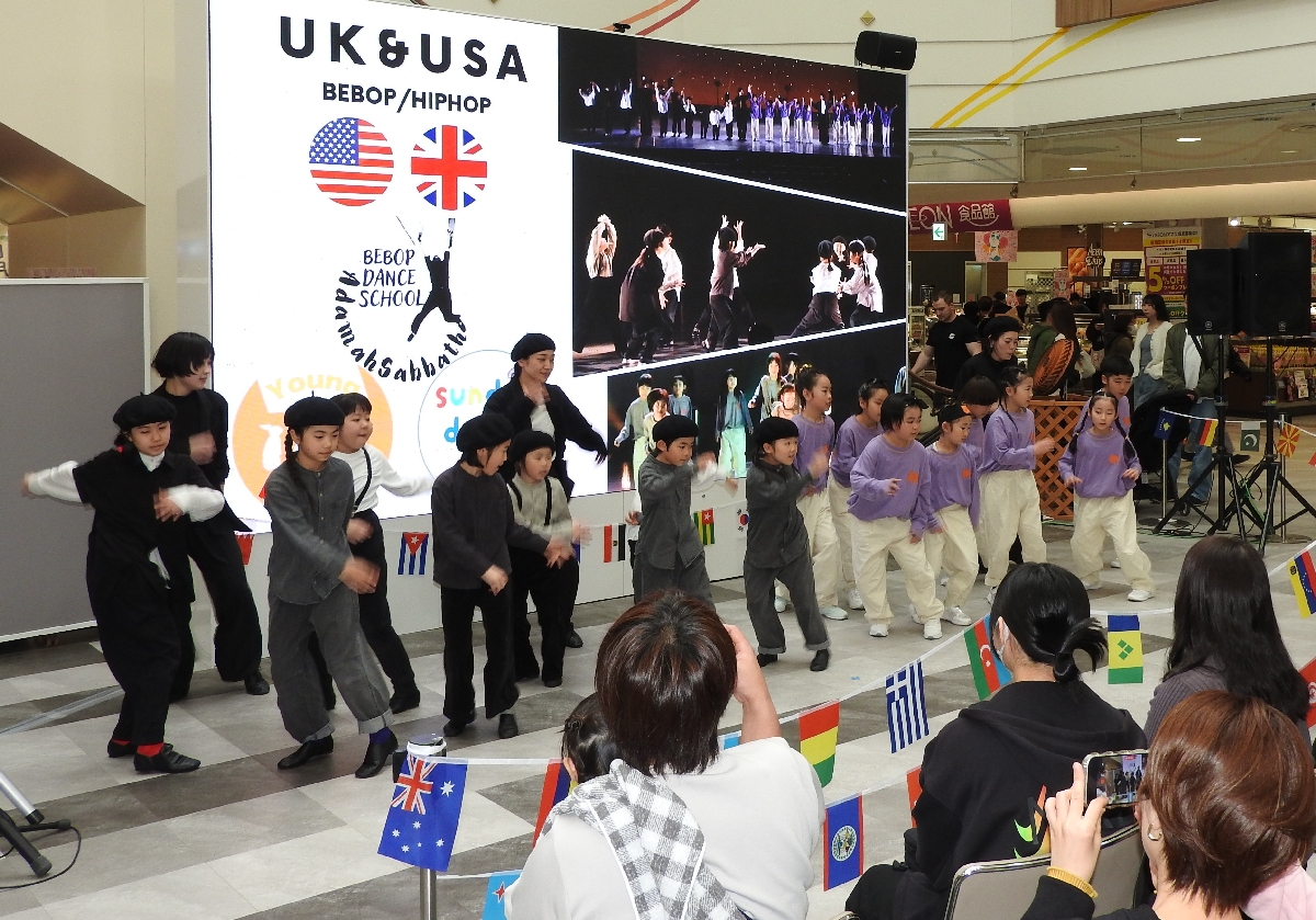 ビバップダンスを披露する参加者