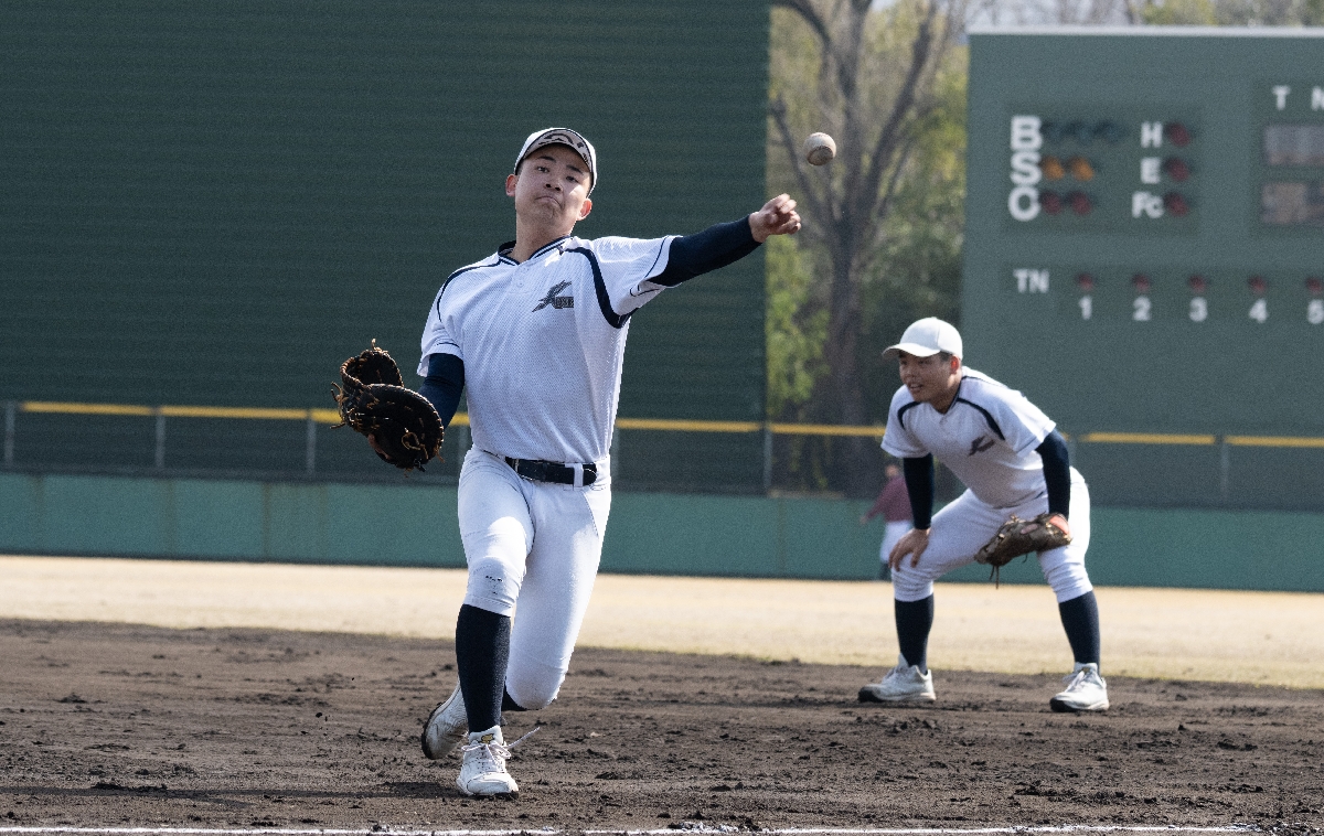 特守で軽快な動きを見せる市川瑛珠＝兵庫県西宮市鳴尾浜臨海野球場