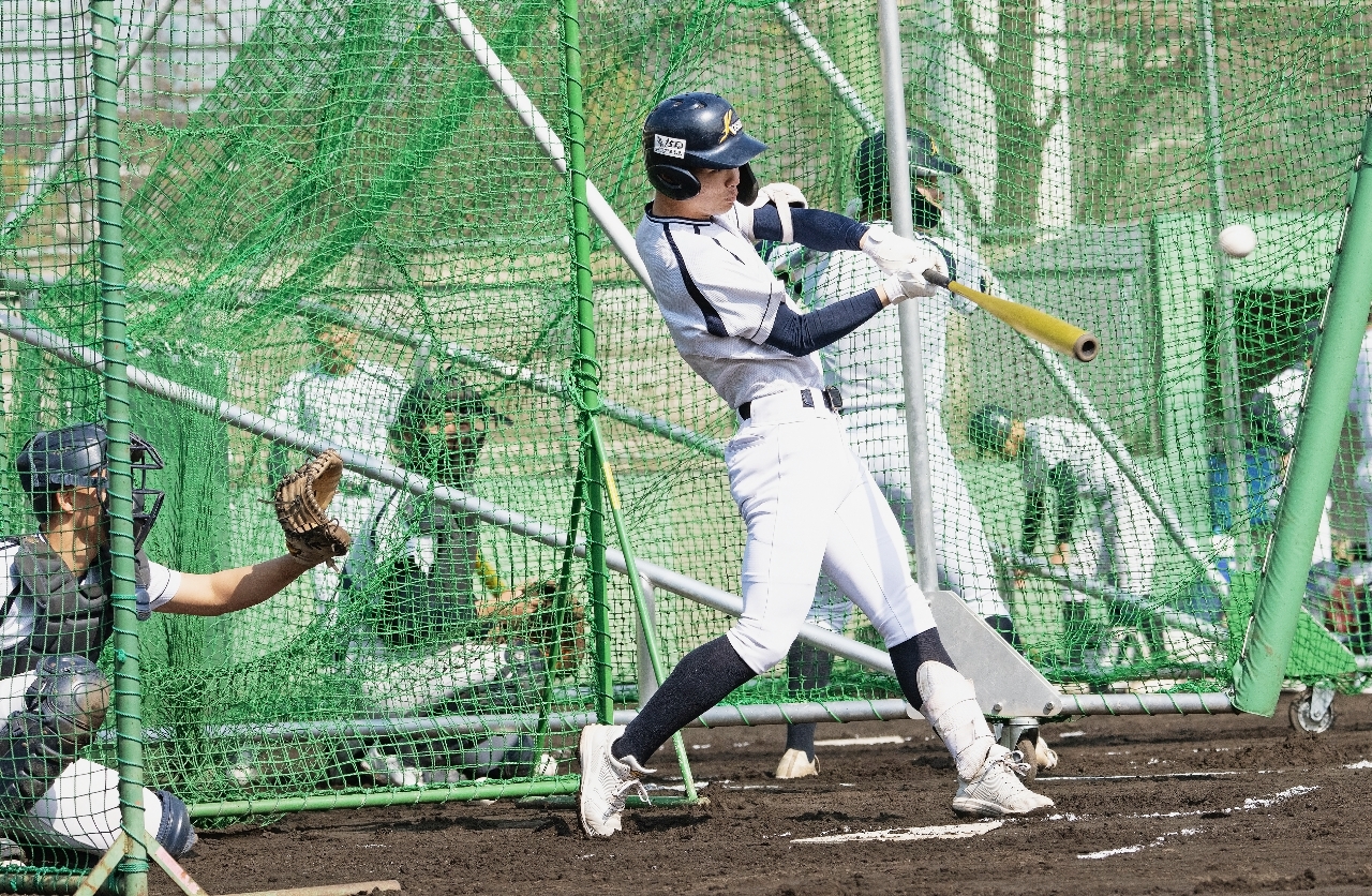 打撃練習で快音を響かせる菅沼晴斗=兵庫県西宮市鳴尾浜臨海野球場