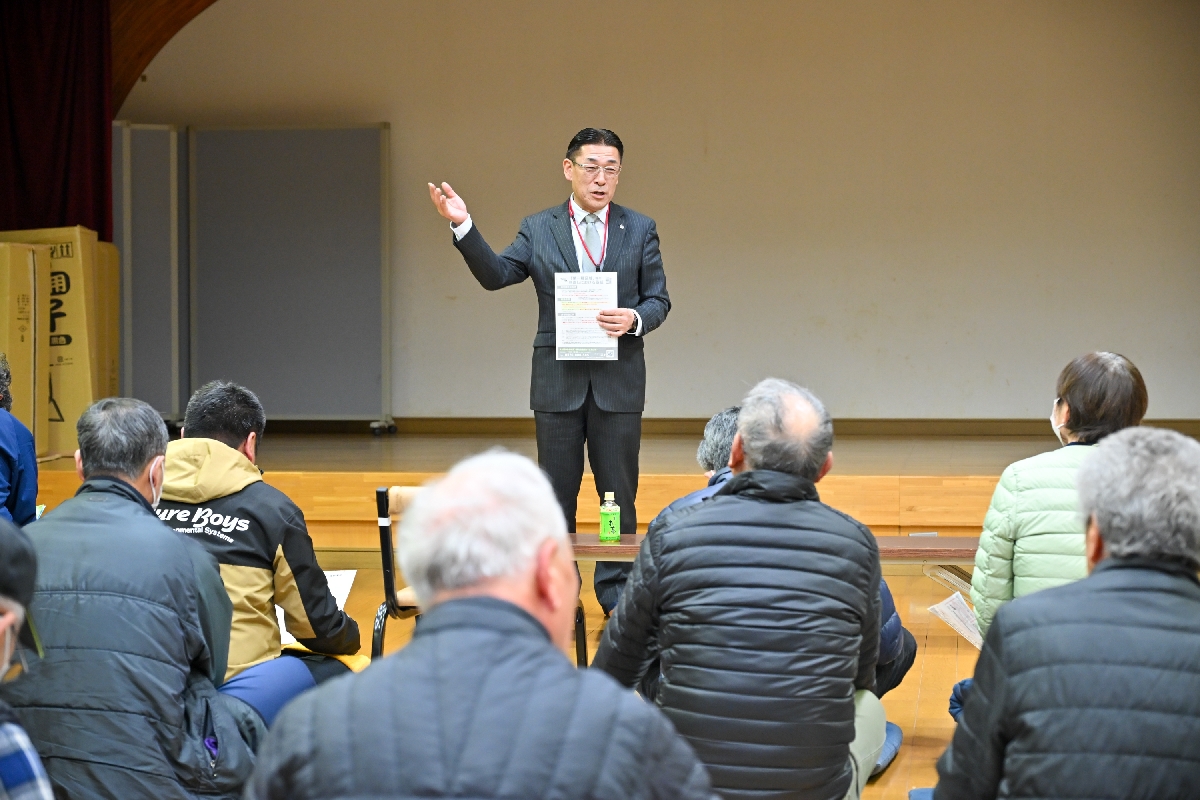 東北防衛局が示した住宅防音工事助成の経過措置などについて説明する、東北町建設課の阿部雅彦課長＝２３日、同町