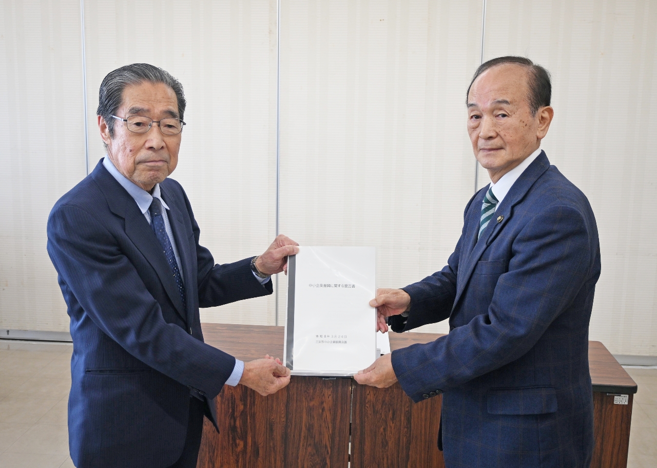 小桧山吉紀三沢市長(右)に提言書を手渡す前田博会長=24日、市役所