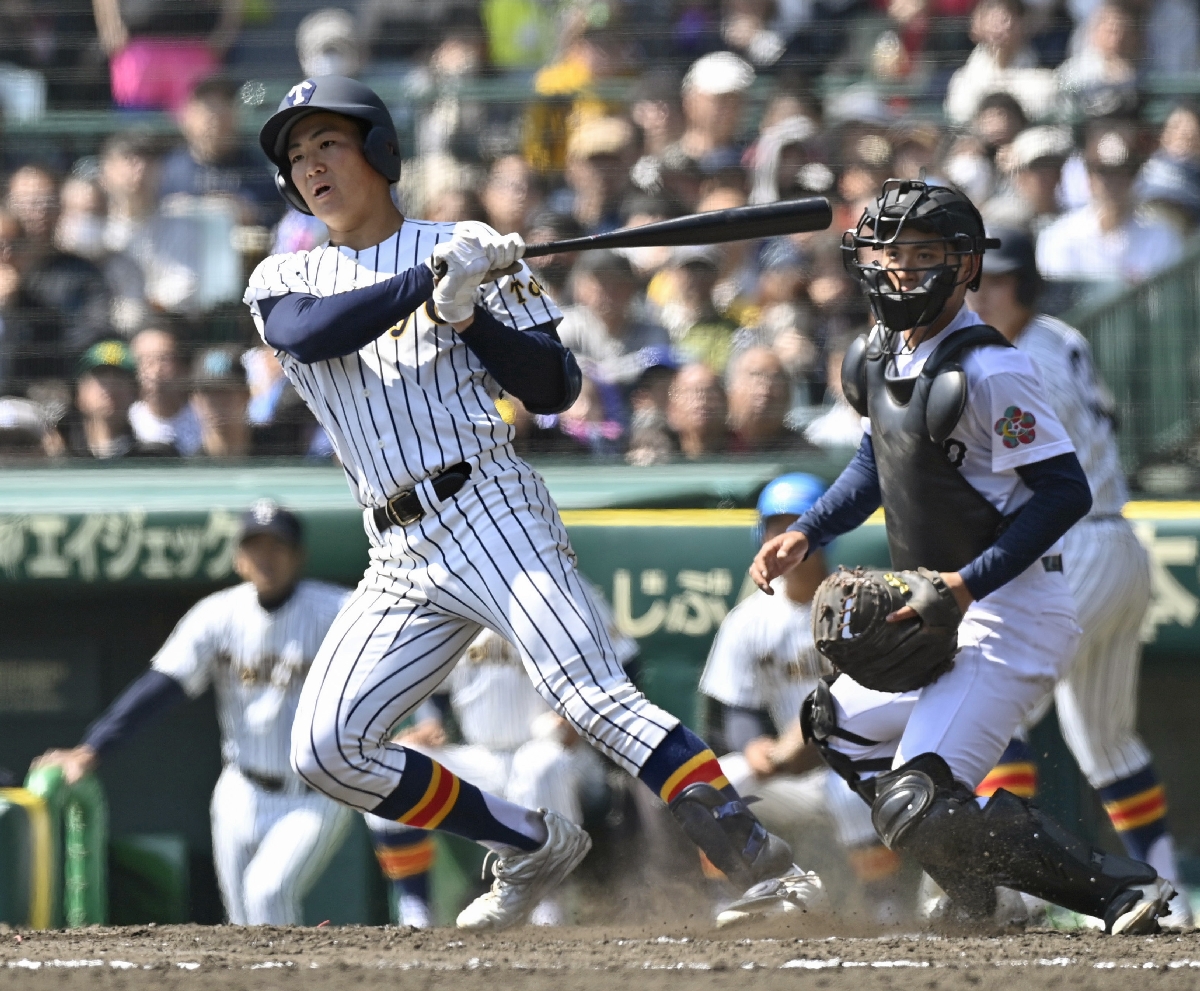 　帝京―中京大中京　５回裏帝京１死満塁、目代が左翼線に２点二塁打を放つ。捕手津末＝甲子園