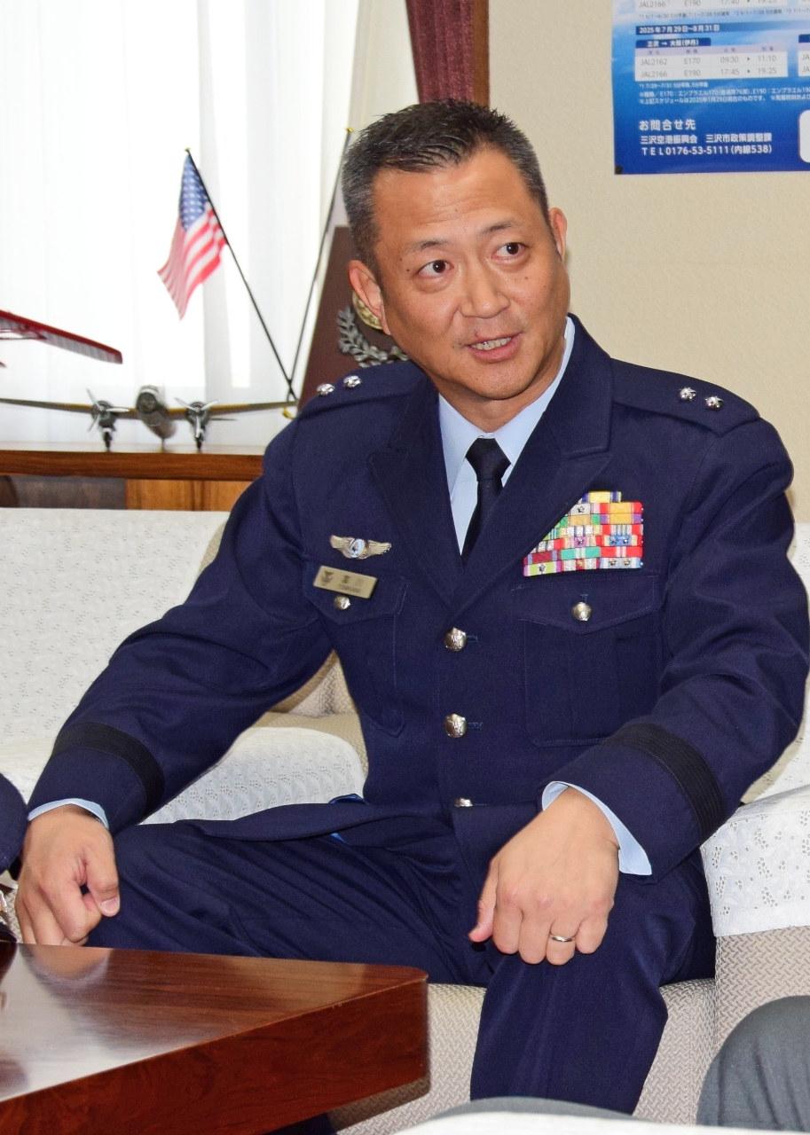 着任のあいさつをする富川輝空将補＝２４日、三沢市役所