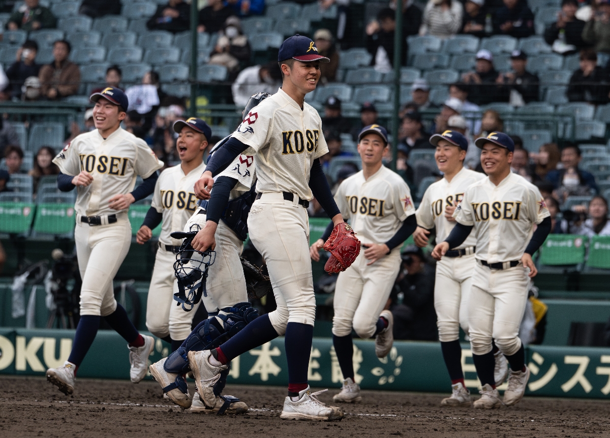 【２回戦・滋賀学園－八学光星】滋賀学園を下して８強入りを決め、喜ぶ八学光星ナイン＝２４日、甲子園（大西桂介撮影）