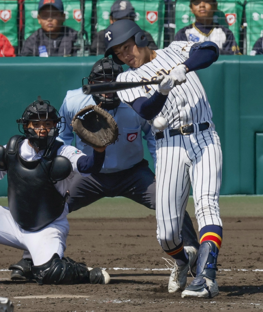 帝京―中京大中京 5回裏帝京1死満塁、目代が左翼線に2点二塁打を放つ。捕手津末=甲子園