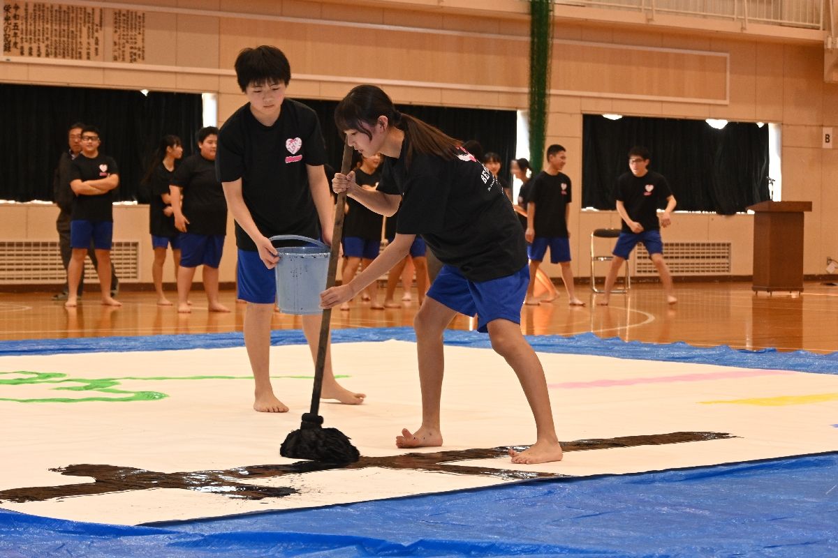 ２年生になる決意をしたためる生徒