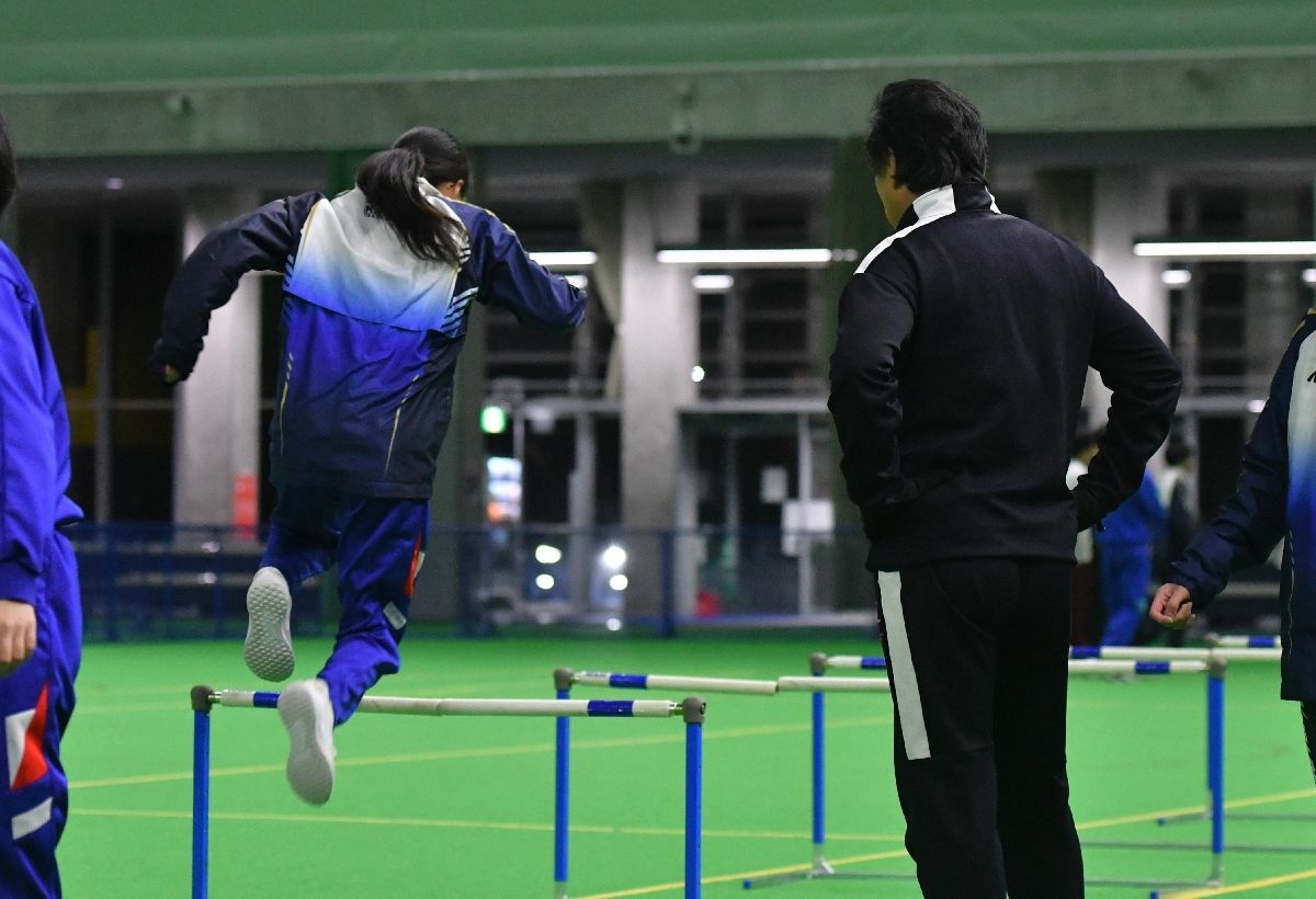 むつ市が設置・運営する地域クラブ「むつ☆かつ」。市内の中学生が集まり、有志の指導者に教わりながら陸上などの練習に励んでいた=2025年12月、同市