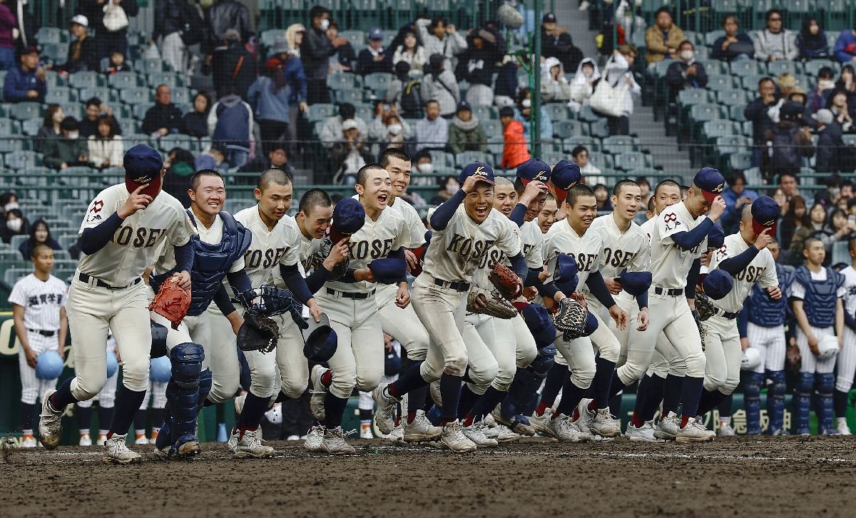 勝利し駆けだす八学光星ナイン=甲子園